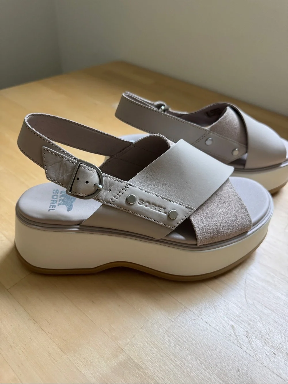 SOREL DAYSPRING CRISSCROSS SANDAL-CRUSHED CLAY/CHALK